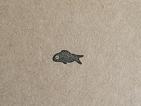 魚とクラフト紙